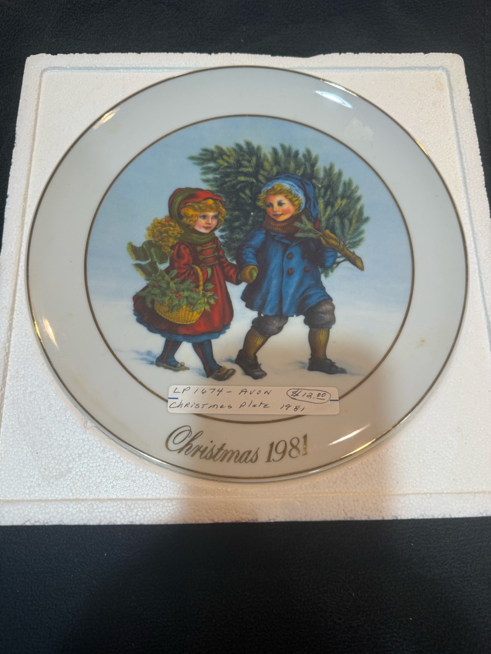 Vintage 1981 Avon Christmas Memories Plate - “Sharing the Christmas Spirit”